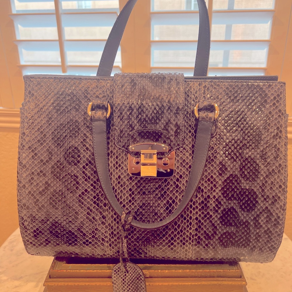 Gucci bag tote , With tag ,Excellent condition crocodile  lather .1-3 time used
